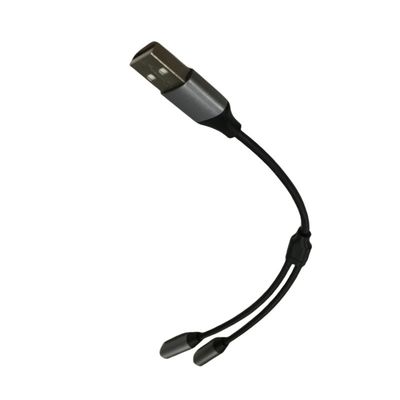 Le câble électronique d'un câble USB à deux 3.5mm adaptateur jack d'écouteur